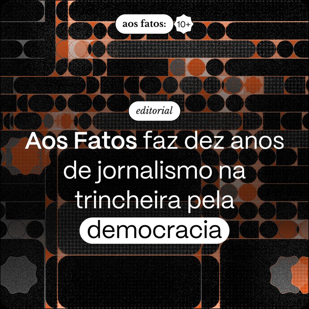 Card de checagem do Aos Fatos. No topo da imagem, à direita, há o texto "aos fatos:" seguido pelo logo comemorativo dos dez anos do Aos Fatos. A parte superior e o fundo do card apresentam um padrão abstrato em tons de laranja e cinza escuro, composto por formas geométricas como retângulos arredondados e círculos, alguns com textura pontilhada. Centralizado na imagem, há um retângulo com a palavra "editorial". A manchete é a seguinte: "Aos Fatos faz dez anos de jornalismo na trincheira pela democracia". O texto "democracia" está sublinhado e em negrito, dentro de um balão branco com bordas arredondadas.
