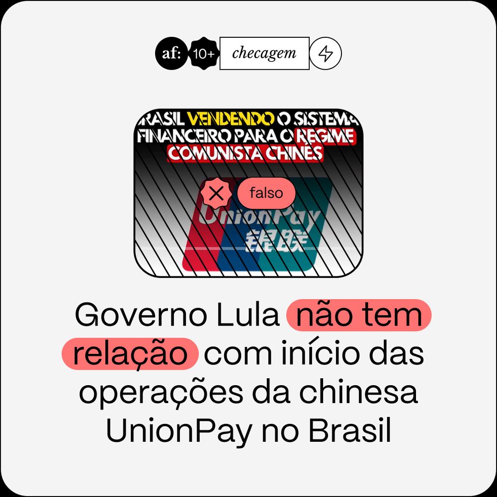 Card de checagem do Aos Fatos. No topo da imagem, à esquerda, há um logo comemorativo dos dez anos do Aos Fatos, seguido pela palavra "checagem" dentro de um retângulo e um ícone de raio. Abaixo, centralizado, há uma imagem em miniatura de um card com o logo da UnionPay e caracteres chineses, e o texto "BRASIL VENDENDO O SISTEMA FINANCEIRO PARA O REGIME COMUNISTA CHINES". Listras diagonais escuras estão sobrepostas. Sobre a imagem, há um ícone vermelho de "X" acompanhado da palavra "falso" em um balão vermelho. A manchete é a seguinte: "Governo Lula não tem relação com início das operações da chinesa UnionPay no Brasil", com as palavras "não tem relação" destacadas em vermelho. O fundo do card é cinza claro.
