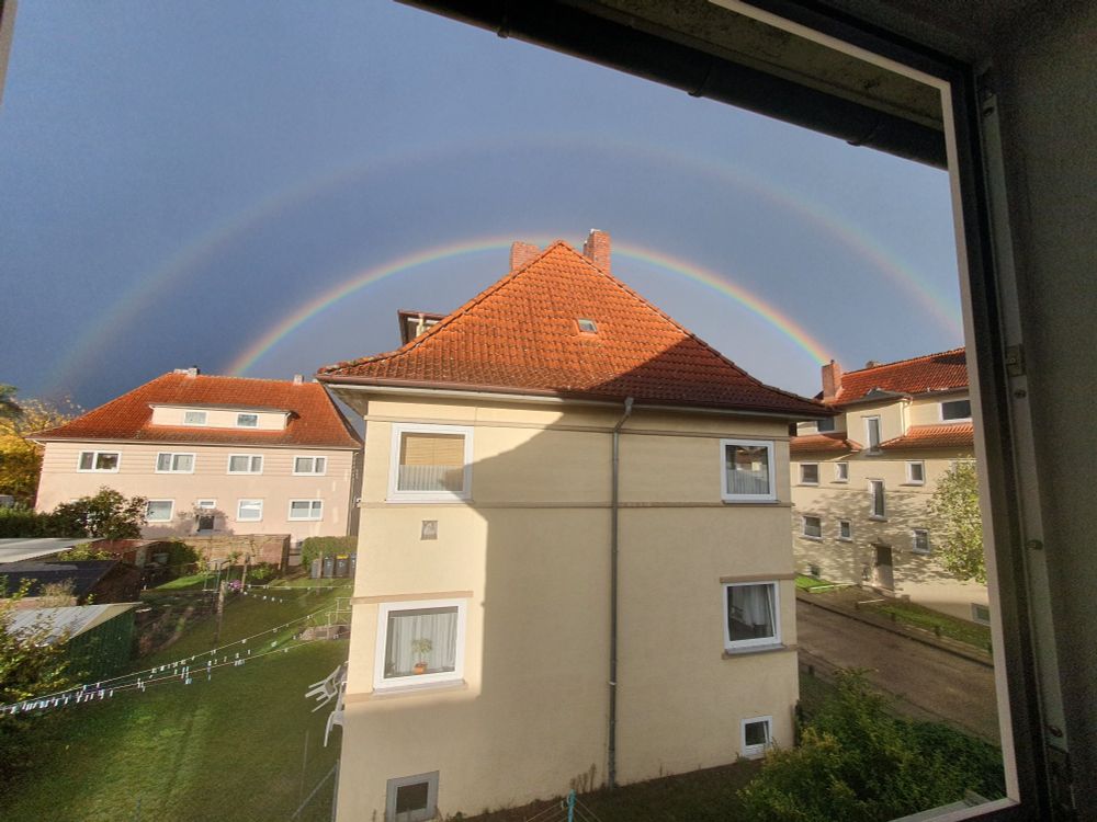 2 Regenbögen über einer kleinen Wohnsiedlung
