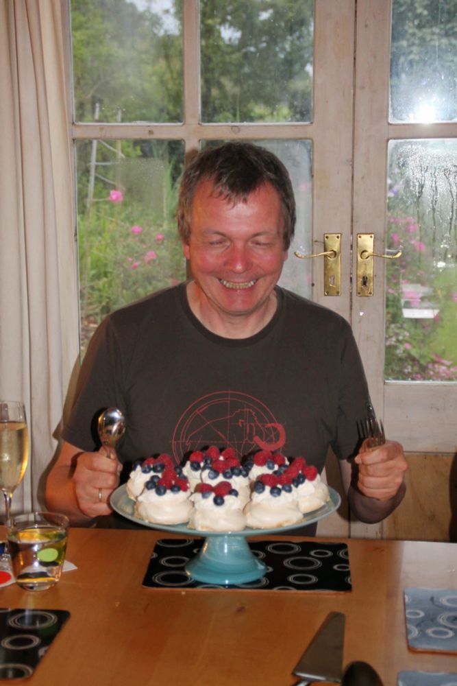 Vor mir auf dem Tisch steht eine Platte mit Obst verzierten Baisertörtchen, ich freue mich sichtlich und habe schon Besteck in den Händen, um zuzuschlagen.