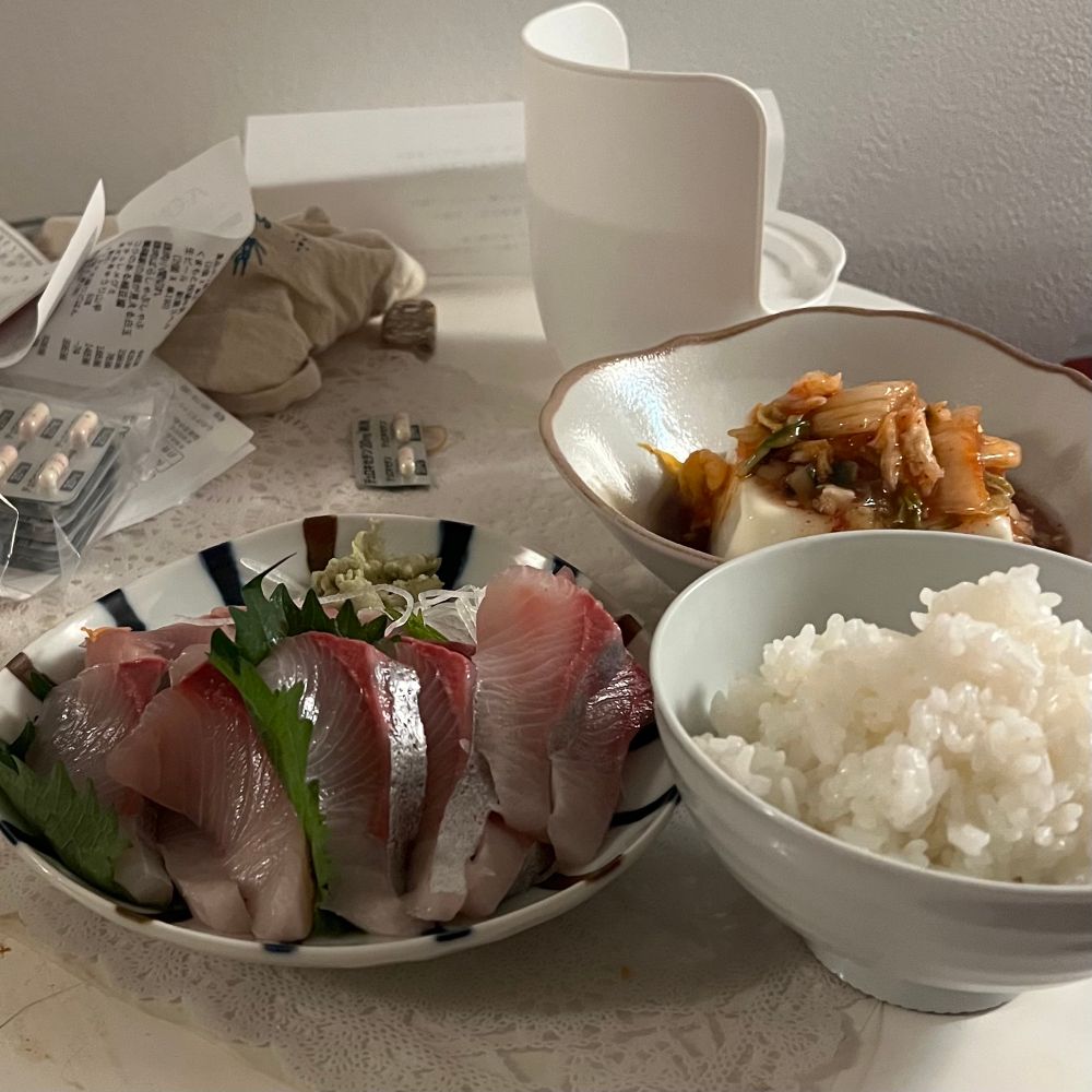 夜ごはん。白米、長芋きゅうりとろろ&キムチのった豆腐、長崎産はがつおとカンパチのお刺身。ツマに大根の千切りと大葉が付いている。