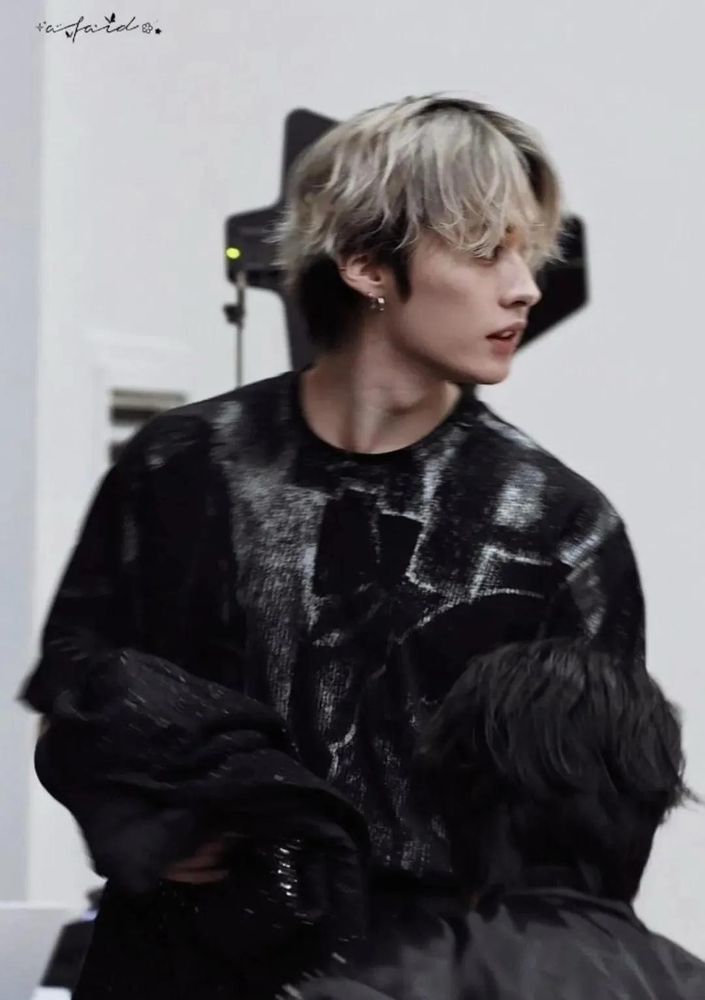 lee know being skinny and emo