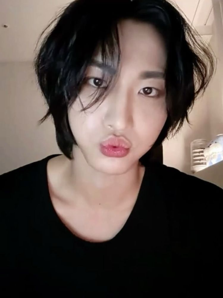 screenshot of seonghwa nooting cutely. his cheeks are cheeking