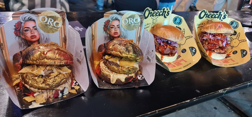 4 hamburguesas. 2 con oro y 2 de pollo