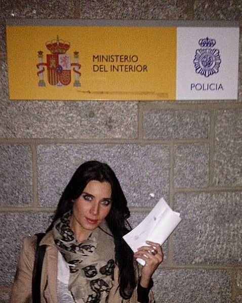 Meme de Pilar Rubio con papeles (de denuncia) en el Ministerio del Interior 