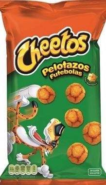Una bolsa de Cheetos Pelotazos. Una especie de patata frita en forma de esfera decorada con las líneas de un balón de fútbol. En la bolsa de color verde y naranja hay un tigre de dibujos animados con gafas de sol haciéndole una chilena a una de las bolitas.