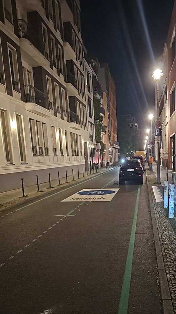 Ein Blick in die Niederwallstraße bei Nacht. Man sieht aufgebrachte grüne Markierungen und ein Piktogramm mit Fahrradstraße. Die Arbeiten sind noch nicht beendet.