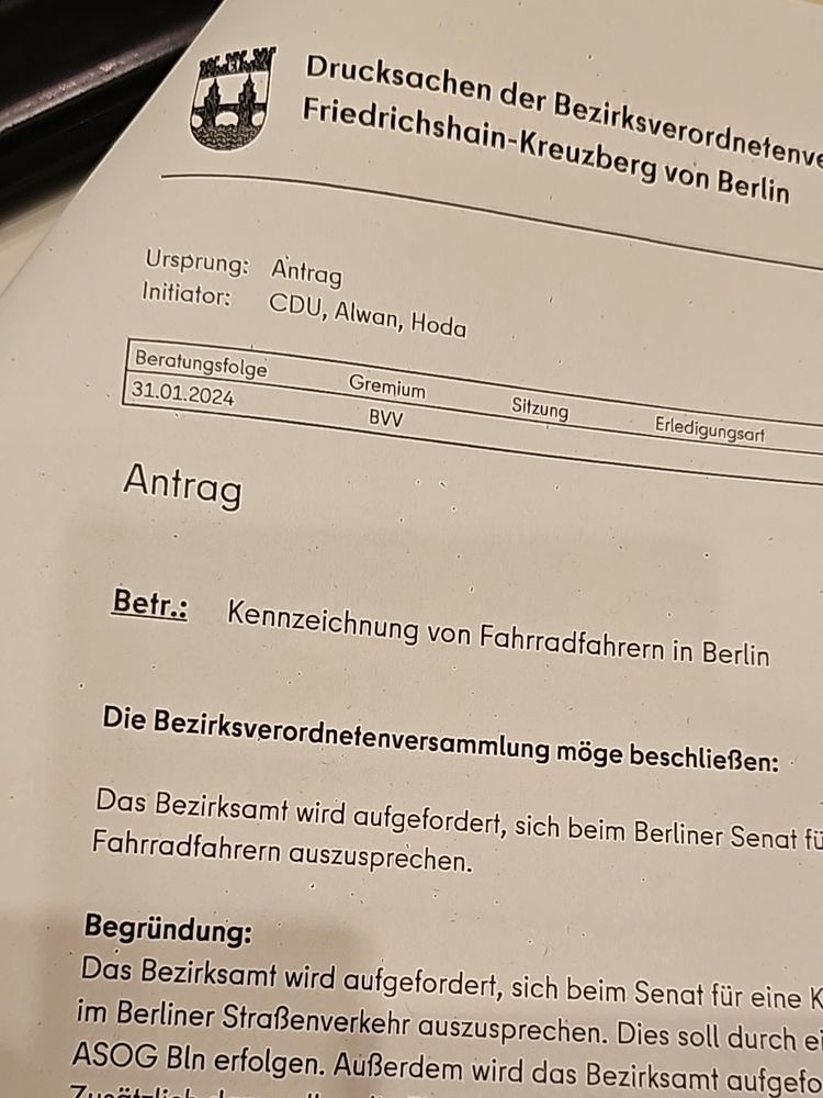 Ein Foto eines Antrags der BVV Friedrichshain-Kreuzberg. Der Antrag ist von der CDU und hat den Titel "Kennzeichnung von Fahrradfahrern in Berlin"