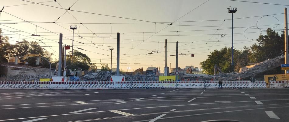 Eingerissene Brücke. In der Mitte erkennt man den Schutthaufen und links und rechts den abgebrochenen Anschluss an die alte Fahrbahn. 