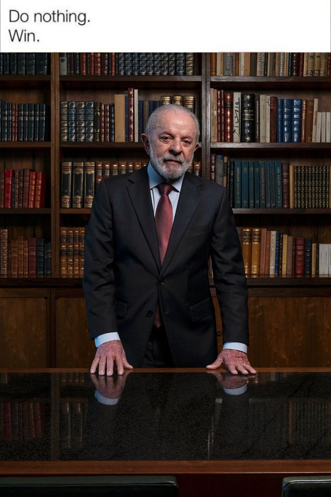 Texto em inglês: Do nothing. Win.
Foto do presidente Lula vestindo um terno preto com gravata vermelha. Ele tá muito gostoso.