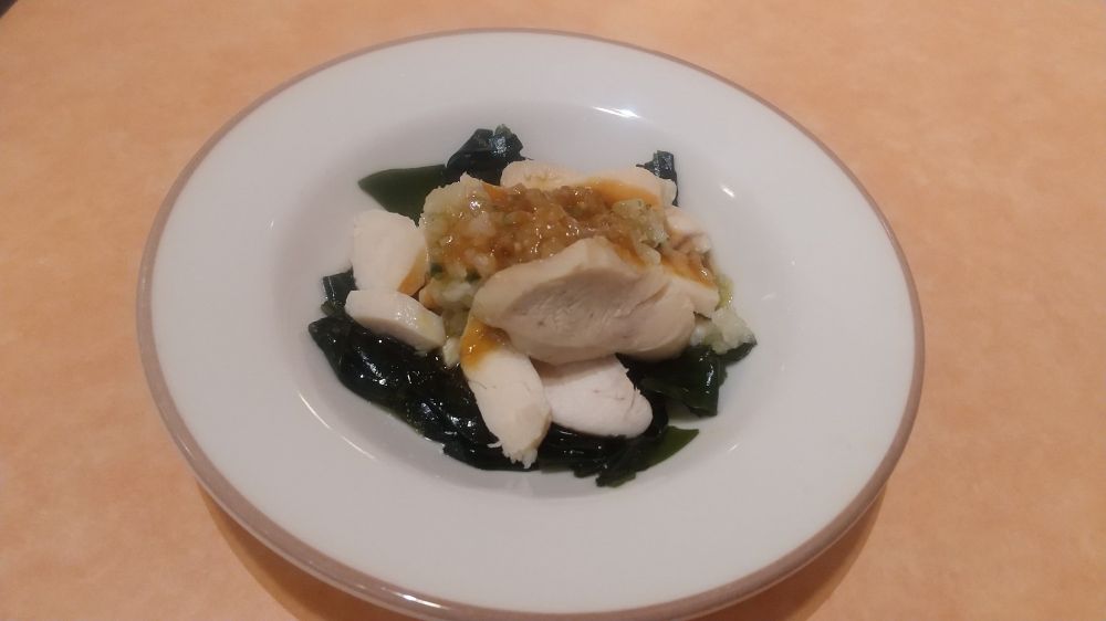 蒸し鶏の香味ソース。ペンネとピザは安定、肉っ気を足したかった蒸し鶏だけどむしろワカメがうまい。