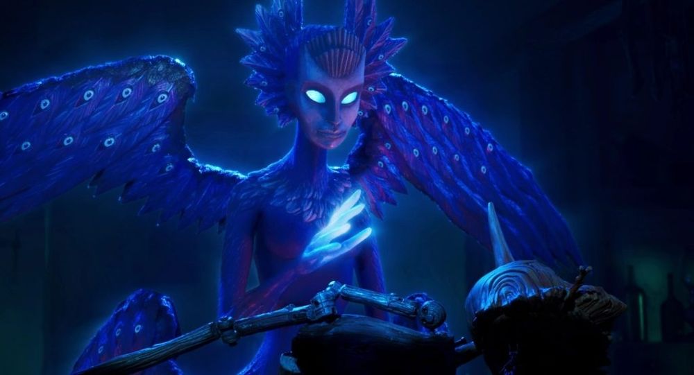 Esfinge do filme Pinóquio, com asas cheias de olhos e penas saindo da cabeça. Ela emite uma luz azul fraca 