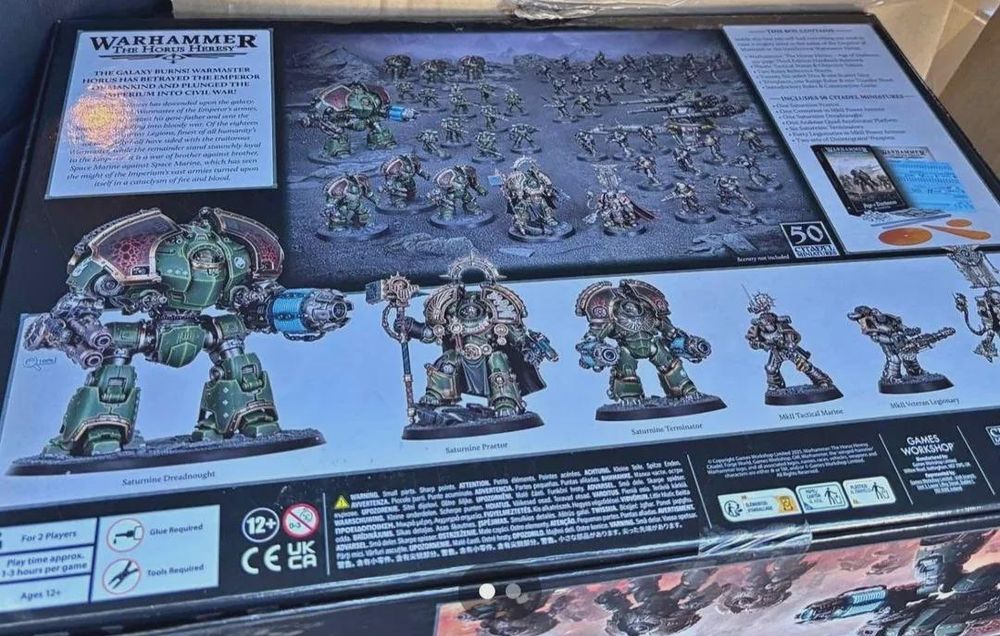 The leaked back of the new Horus Heresy Box, featuring a new Dreadnought, a new Terminator squad, a new Terminator Praetor, Mk2 Tactical Marines and Veterans and what it looks like a new Chaplain or Ancient. They're painted in the Salamanders colors.