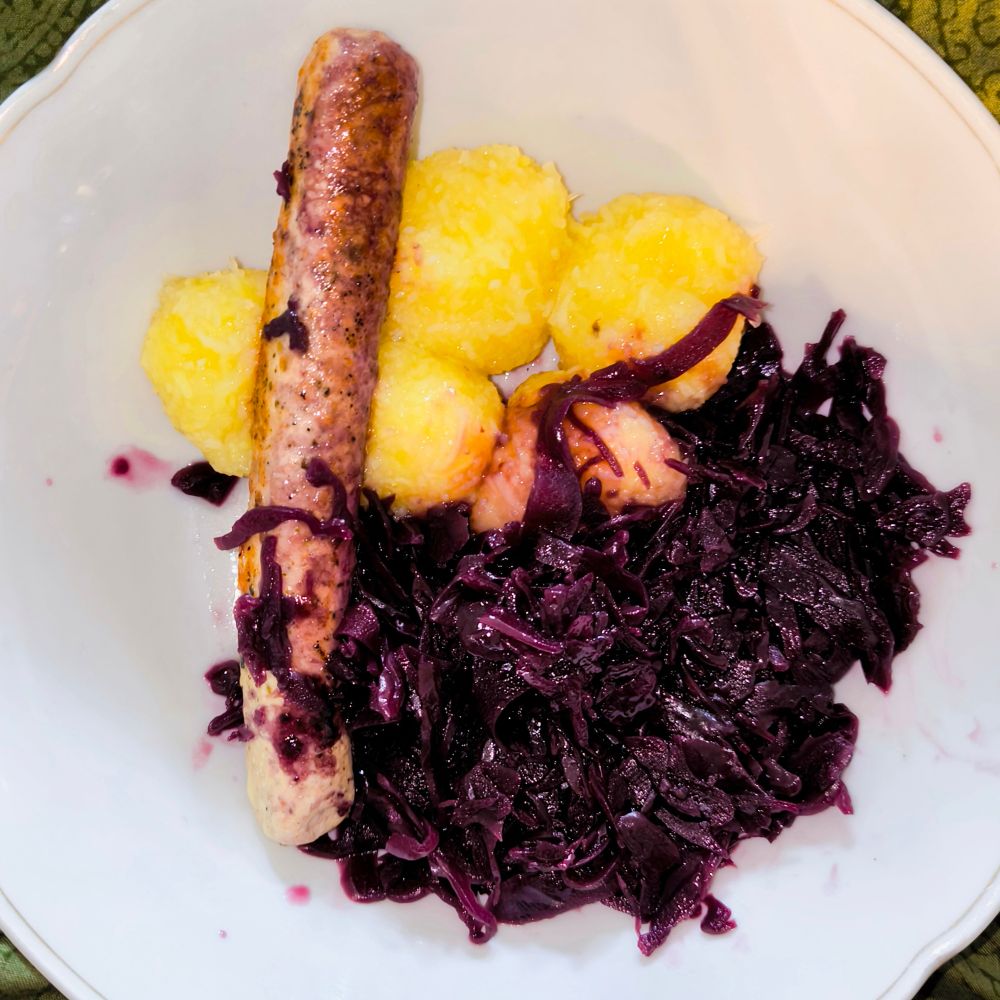 Oben beschriebenes Essen in weißer Schüssel. 