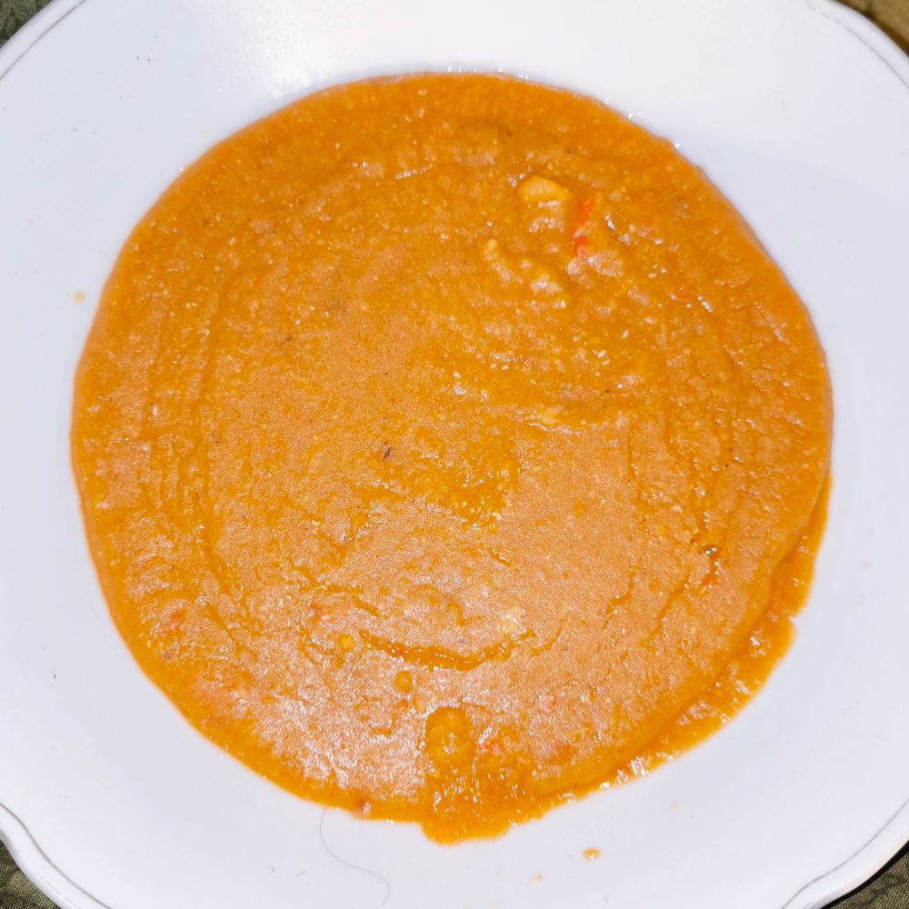 Oben beschriebenes Essen in weißer Schüssel. 