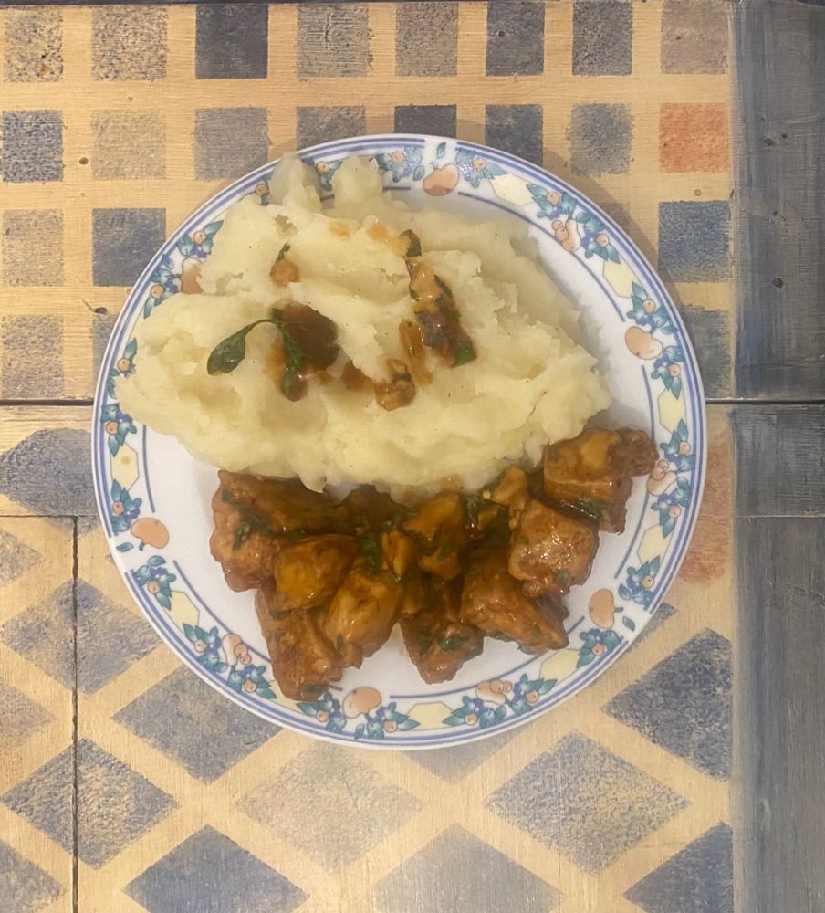 Tofu et purée dans une assiette