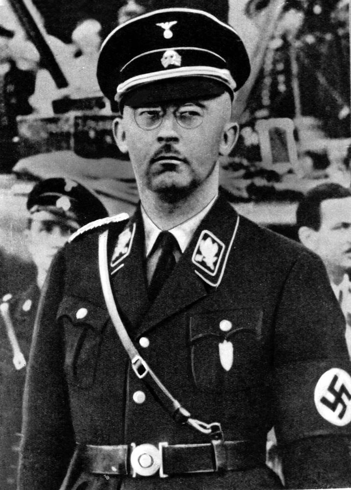 Foto van Heinrich Himmler in uniform.