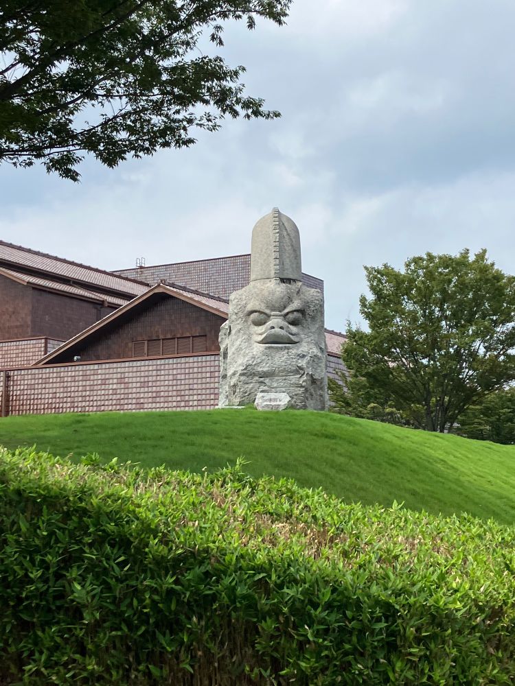 入口付近に設置されていた、おそらくヤマタノオロチと思われる像