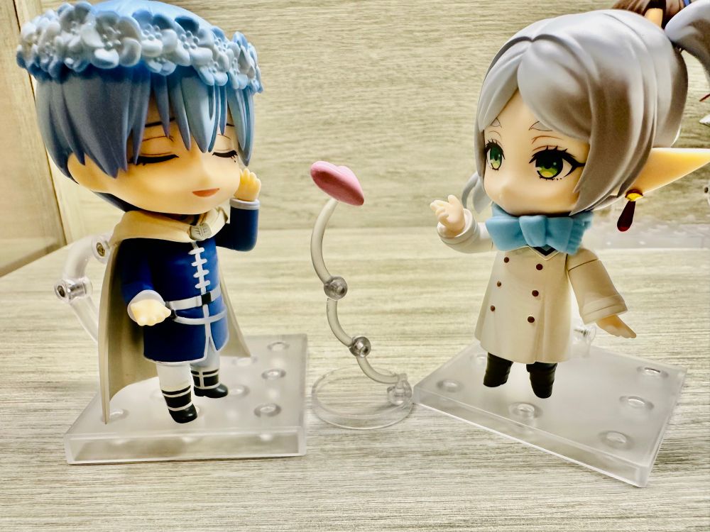 Frieren and Himmel GSC Nendoroids in the “Frieren blows a kiss” pose but directed at Himmel The Hero