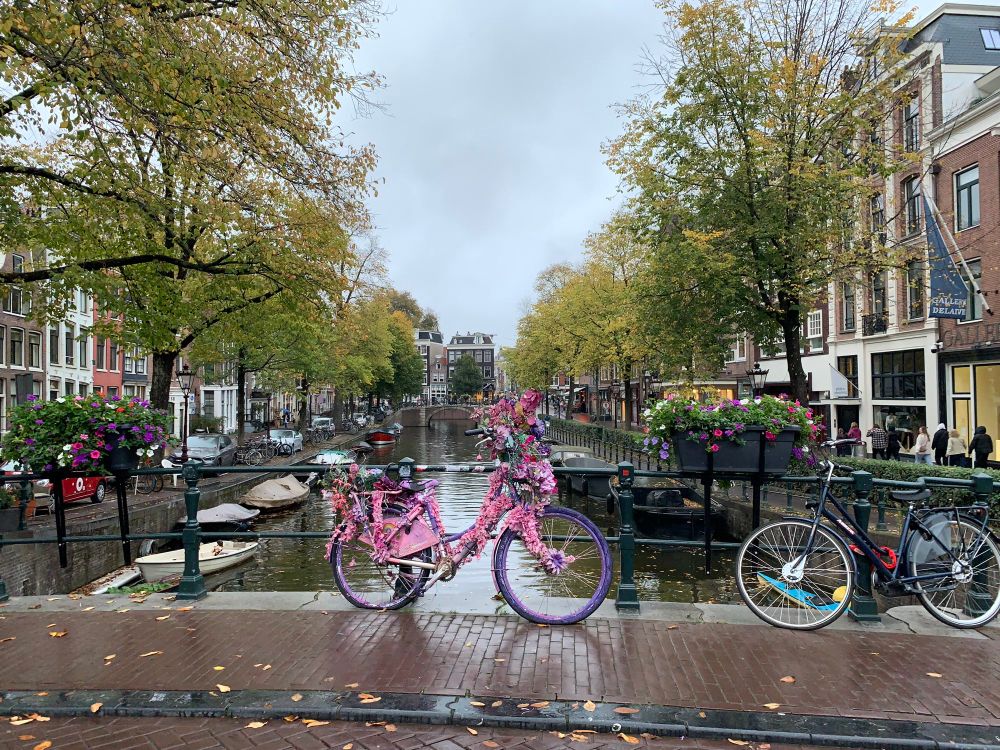 Vue sur un vélo rose et un canal à Amsterdam 
