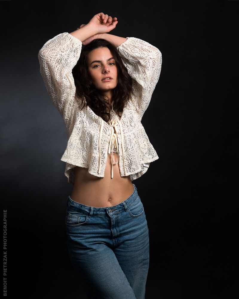 Photographie d'une femme en studio sur fond noir