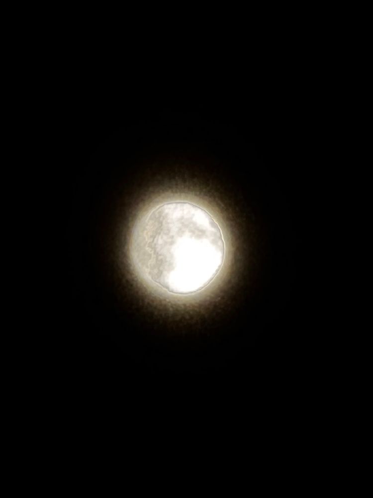 Der  Vollmond, stark vergrößert mit einem pixeligen hellen Rand. 