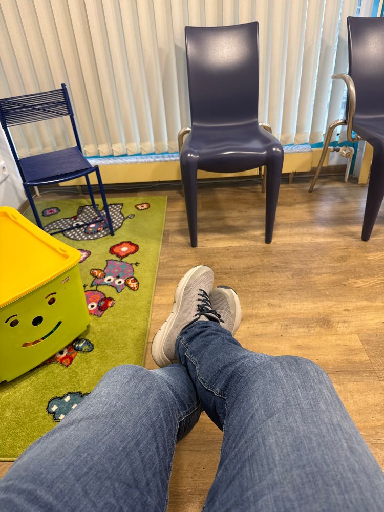 Wartezimmer, Fußboden, links daneben die Kinderspielecke