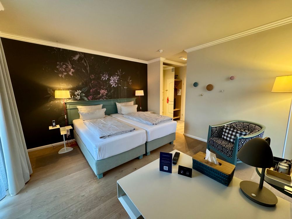 Ein gut eingerichtetes, schönes und modernes Hotelzimmer. Vermutlich ein Tagungshotel.