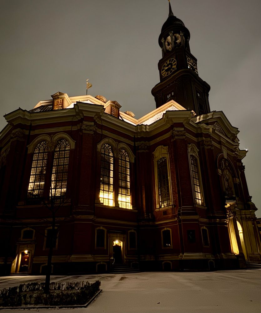Der Hamburger Michel am Abend. Durch die Schneewolken wirkt das Setting etwas gemütlich.