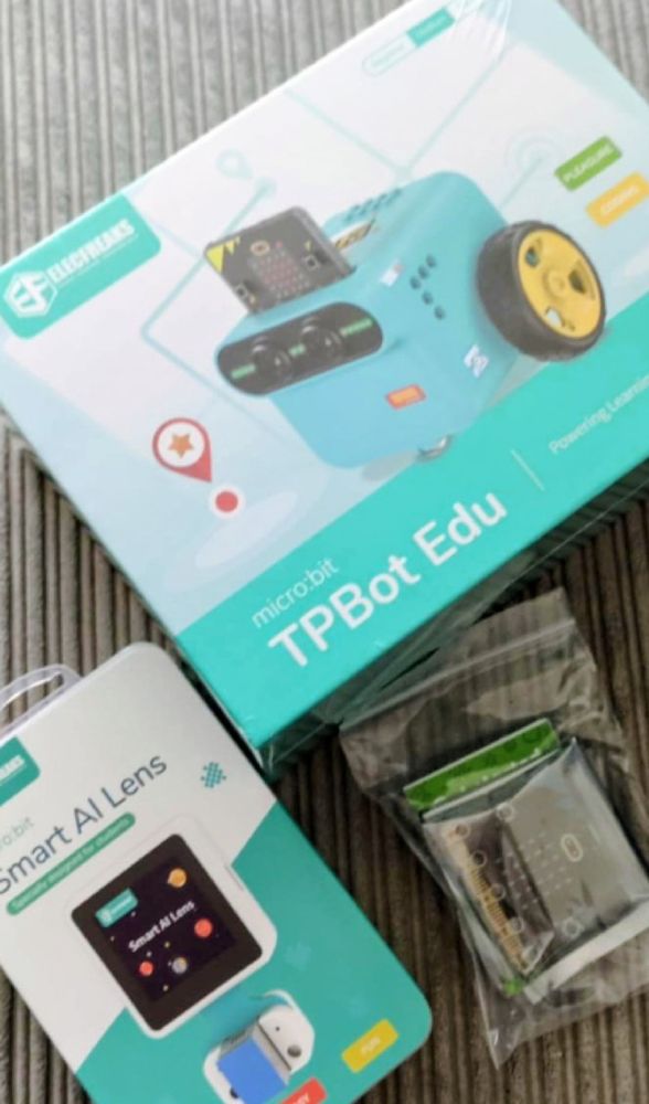 Boite du TPBot Edu, de sa carte et du module de caméra. 