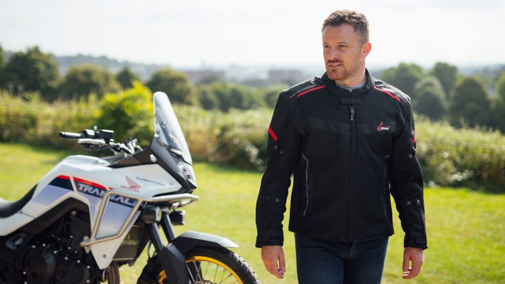 The new Weise Hive jacket is lightweight and designed with large mesh panels for summer riding. Along with a removable waterproof membrane for pesky rain showers, plus RE ZRO biodegradable armour and a back protector