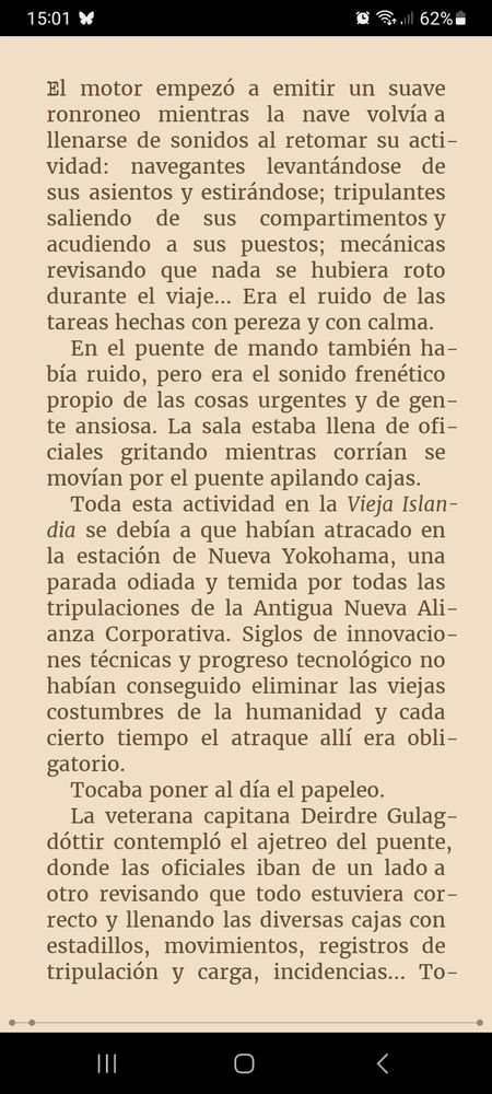 El motor empezó a emitir un suave ronroneo mientras la nave volvía a llenarse de sonidos al retomar su actividad: navegantes levantándose de sus asientos y estirándose; tripulantes saliendo de sus compartimentos y acudiendo a sus puestos; mecánicas revisando que nada se hubiera roto durante el viaje… Era el ruido de las tareas hechas con pereza y con calma.
En el puente de mando también había ruido, pero era el sonido frenético propio de las cosas urgentes y de gente ansiosa. La sala estaba llena de oficiales gritando mientras corrían se movían por el puente apilando cajas.
Toda esta actividad en la Vieja Islandia se debía a que habían atracado en la estación de Nueva Yokohama, una parada odiada y temida por todas las tripulaciones de la Antigua Nueva Alianza Corporativa. Siglos de innovaciones técnicas y progreso tecnológico no habían conseguido eliminar las viejas costumbres de la humanidad y cada cierto tiempo el atraque allí era obligatorio.
Tocaba poner al día el papeleo.
La veterana capitana Deirdre Gulagdóttir contempló el ajetreo del puente, donde las oficiales iban de un lado a otro revisando que todo estuviera correcto y llenando las diversas cajas con estadillos, movimientos, registros de tripulación y carga, incidencias...