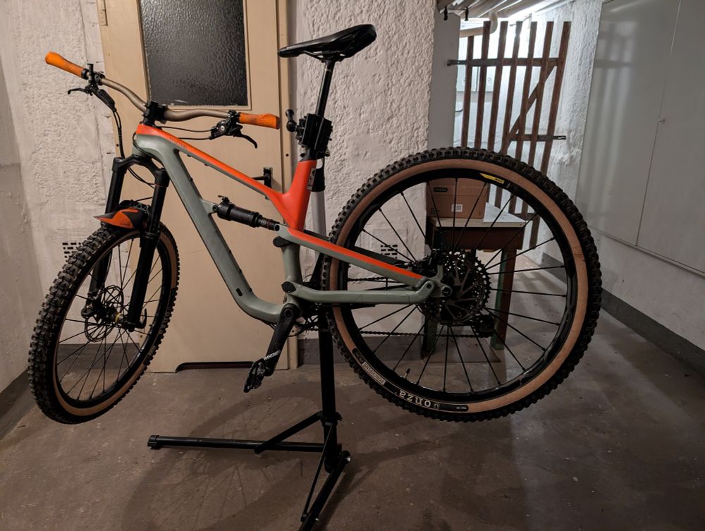 Canyon Spectral CF 9.0 Pro im Montageständer.