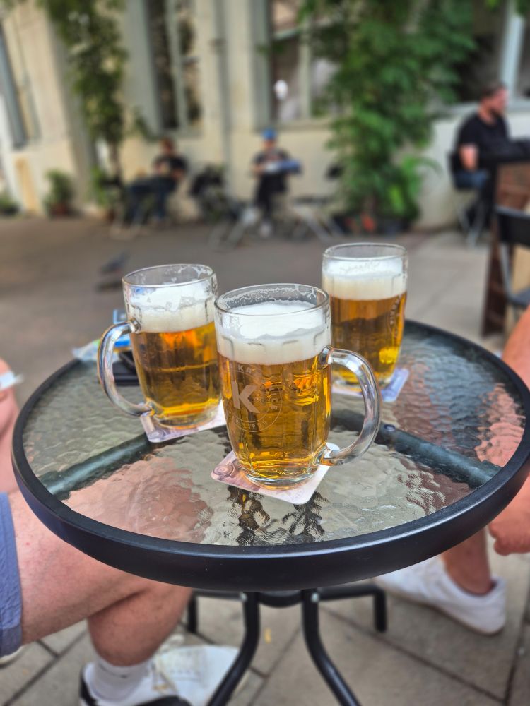 drei bier auf einem glastisch