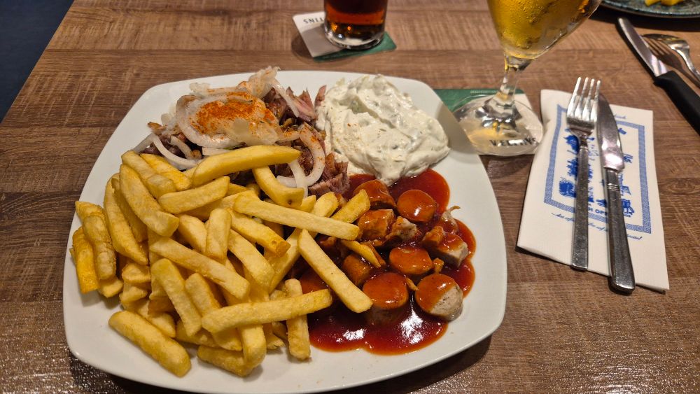 ein taxi teller (pommes, gyros, zaziki und currywurst) mit einem bier