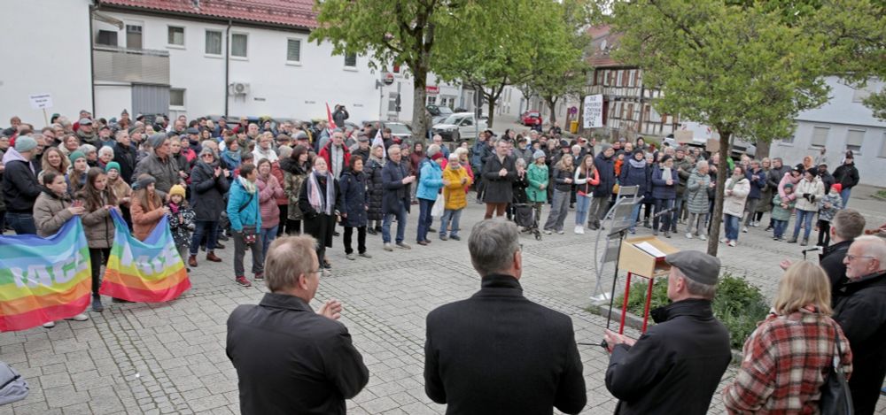 Starkes Signal aus Welzheim: Mehr als 300 Bürger bei Kundgebung am Montagabend - Nachrichten aus Welzheim - Zeitungsverlag Waiblingen