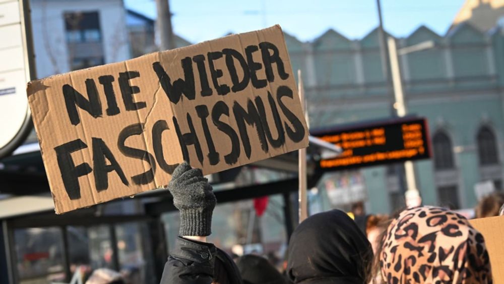 Menschenkette in Halle: 1300 Menschen bei Demo "Hand in Hand gegen rechts" dabei