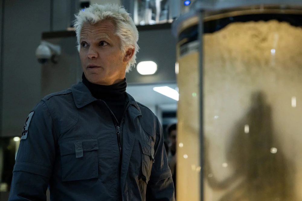 Kirsh stands next to an alien captive!