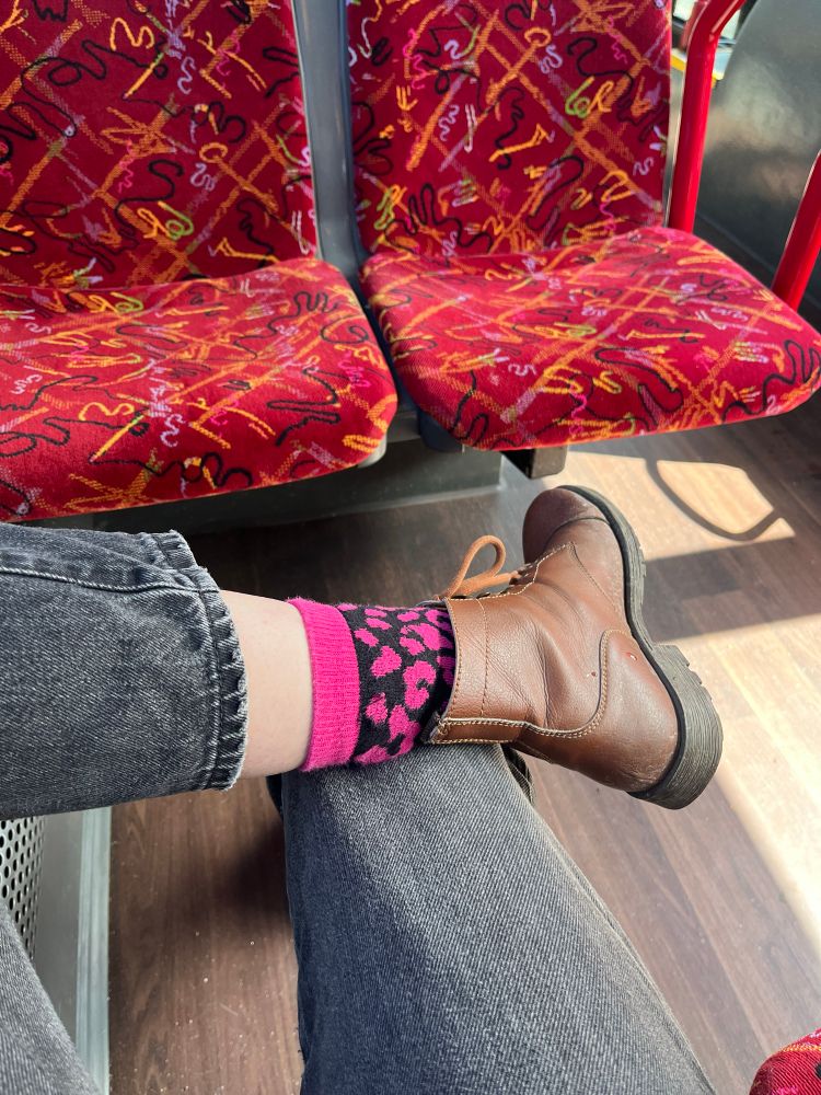 Bild von meinen Beinen, sitzend im Bus.
