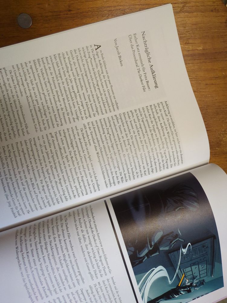 Das Magazin Cargo liegt aufgeschlagen auf einer Holzoberfläche. Zu sehen ist der Artikel "Nachträgliche Aufklärung" zum Game "The Darkest Files"