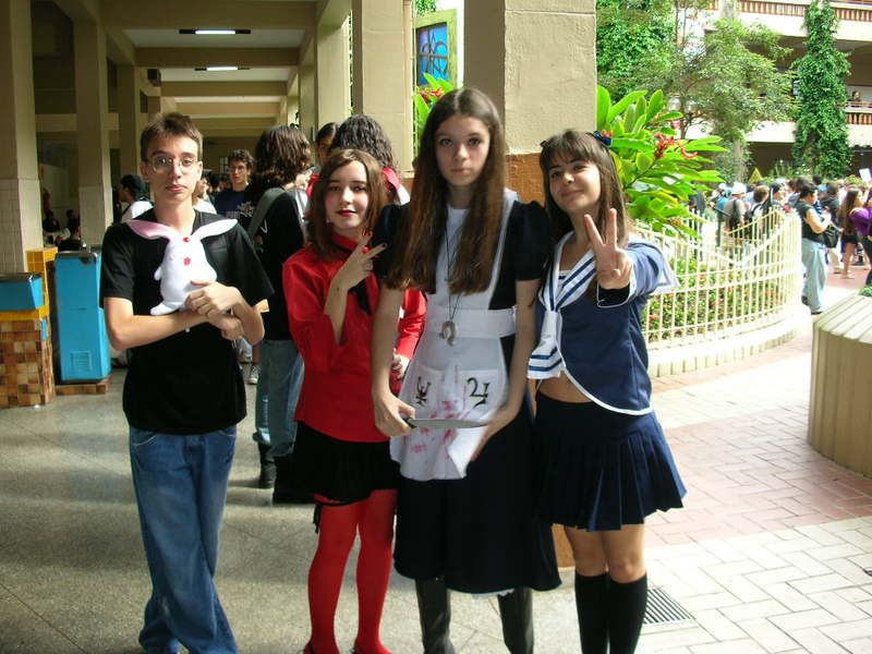 4 pessoas na foto: uma pessoa segurando um mokona, uma pessoa de vermelho e preto, uma pessoa de cosplay de Alice Madness Returns e uma pessoa usando cosplay de Tohru Honda. Todos na praça do Colégio Marista no Anime Festival 2006 em belo Horizonte