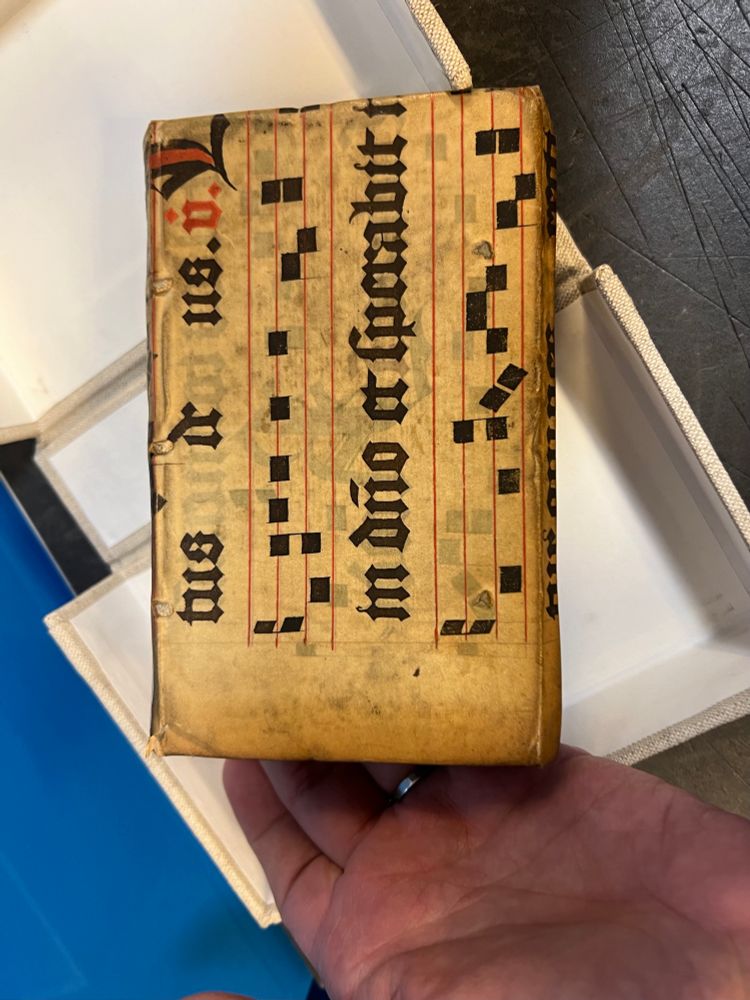 Reliure page d’antiphonaire