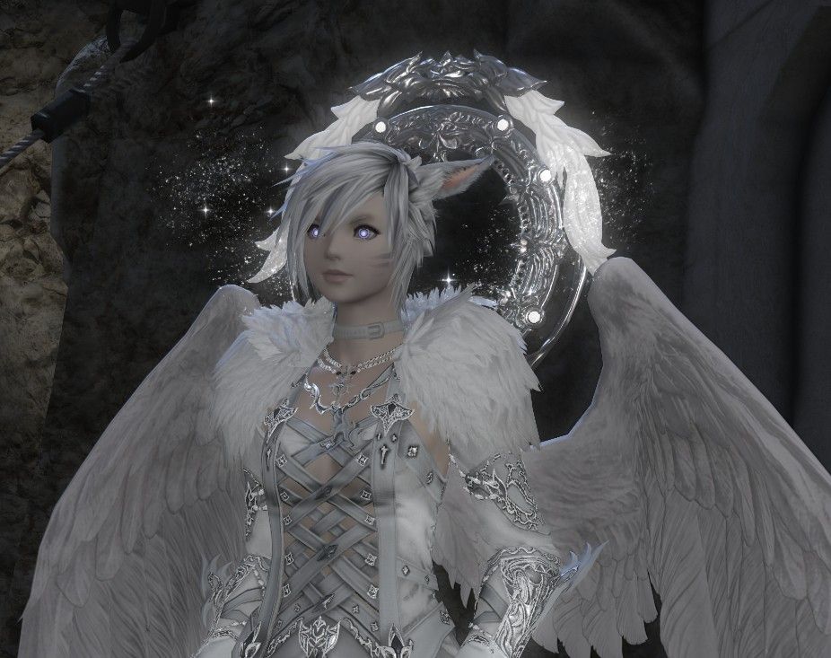 screenshot of Kimi with white skin, mostly white hair, glowing white eyes, wearing the Assassin's Coat, which is also pure white and slightly glowy. They have angel wings and the Inevitabilis - Pandora's Halo ported by elspie