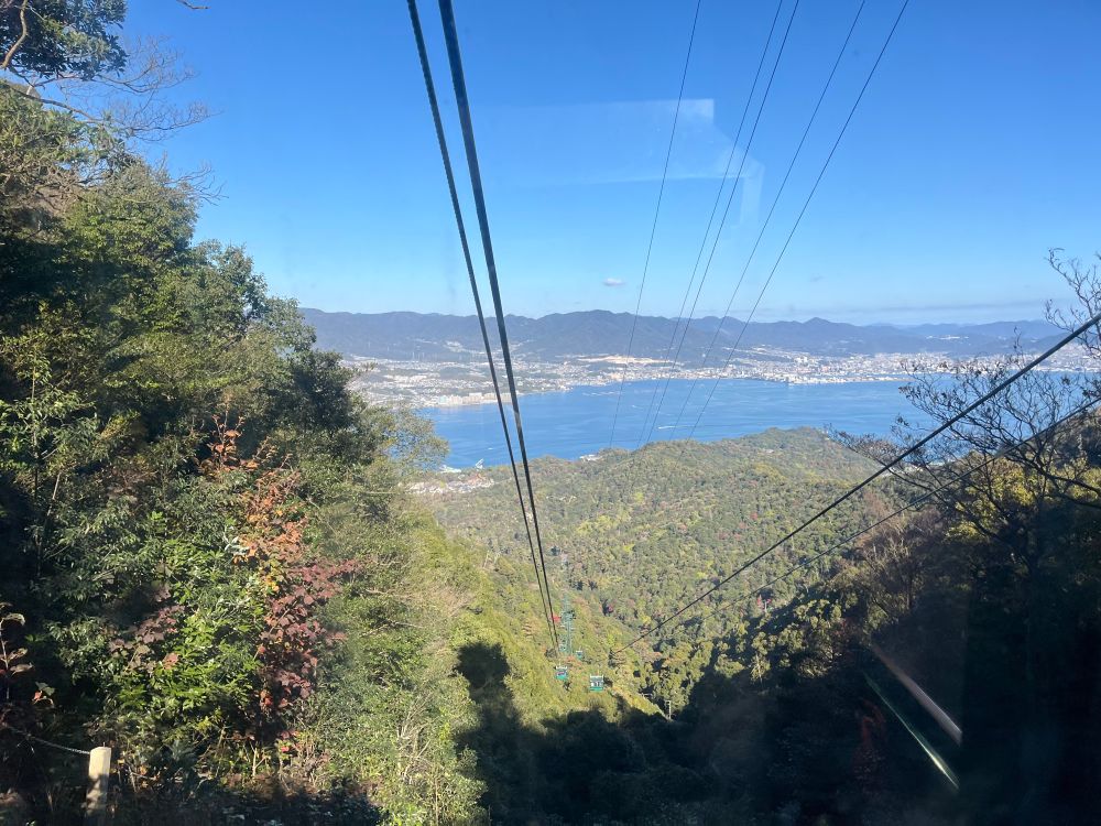 ロープウェイから宮島を見下ろしたところ