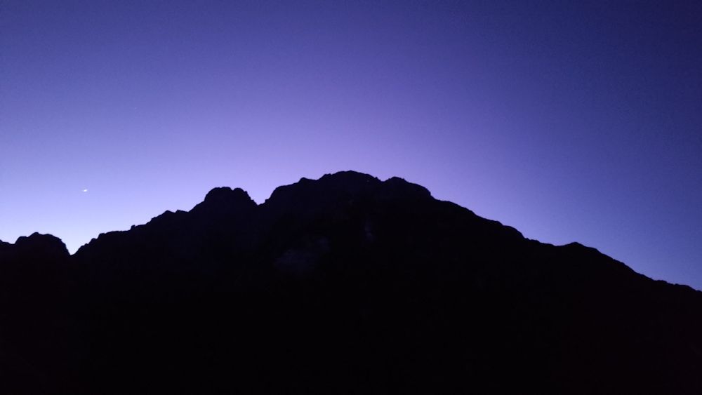 2500mを超えて岩場が始まり
最初の壁を超えると山頂方面に視界が開ける
夜明け前の劔岳の山容は、畏怖を感じる風格

正直、暗い中ヘッデンで歩いてるとメンタルきつい