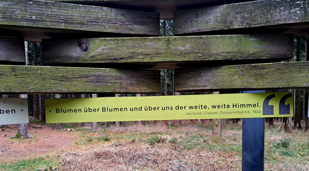 Im Inneren des Rings befindet sich eine Beschreibung der Gegend durch die Autorin und Historikerin Hermine Cloeter. 
https://de.wikipedia.org/wiki/Hermine_Cloeter