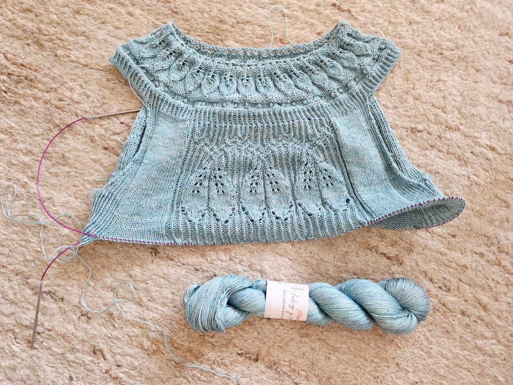 Beginning of the Lavinia tunic (pattern by FadenStille), the color is light blue - yarn is Solaris by Feliz y punto, color "Underwater".