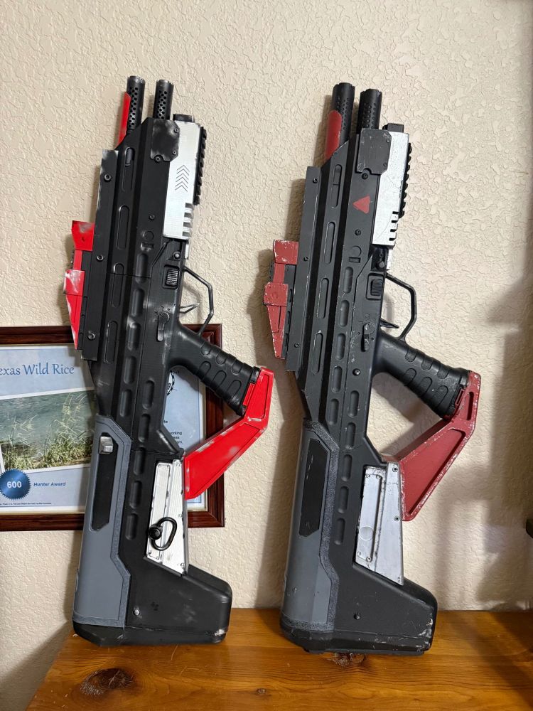 A 3D-printed and painted #Expanse MCRN rifle on the left, and a show-used background cast prop version on the right.