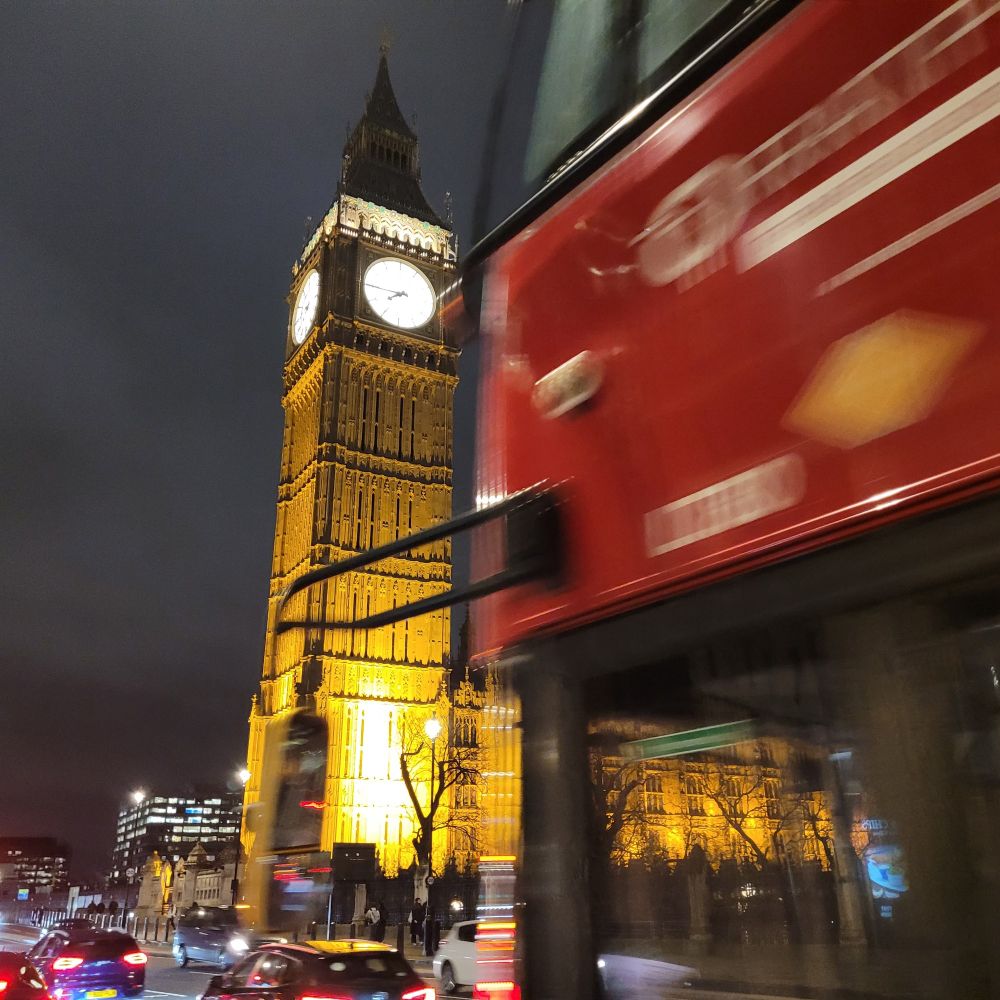 Elizabeth Tower sur le point d'être percuter (à la perspective près...) par un emblématique bus rouge.