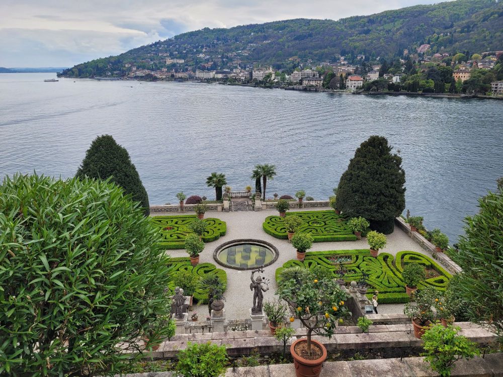 Terrasses des jardins de l'Isola Bella et la ville de Stresa au second plan.